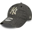 verstellbare-schwarze-9twenty-kappe-mit-gebogenem-schirm-im-hahnentrittmuster-der-new-york-yankees-mlb-von-new-era