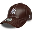 braune-gebogene-verstellbare-damenkappe-9forty-topstitch-pu-der-new-york-yankees-mlb-von-new-era