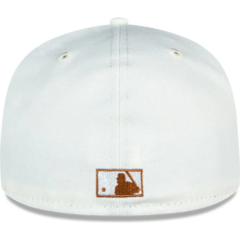 weisse-und-braune-anliegende-flatcap-59fifty-chrome-toast-side-patch-der-new-york-yankees-mlb-von-new-era