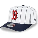 shapka-izvita-byala-snapbek-9fifty-a-frame-satin-pinstripe-na-boston-red-sox-mlb-ot-new-era
