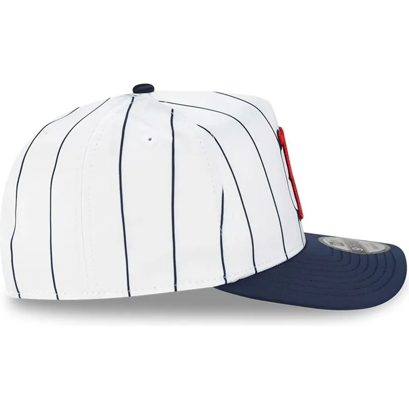 shapka-izvita-byala-snapbek-9fifty-a-frame-satin-pinstripe-na-boston-red-sox-mlb-ot-new-era