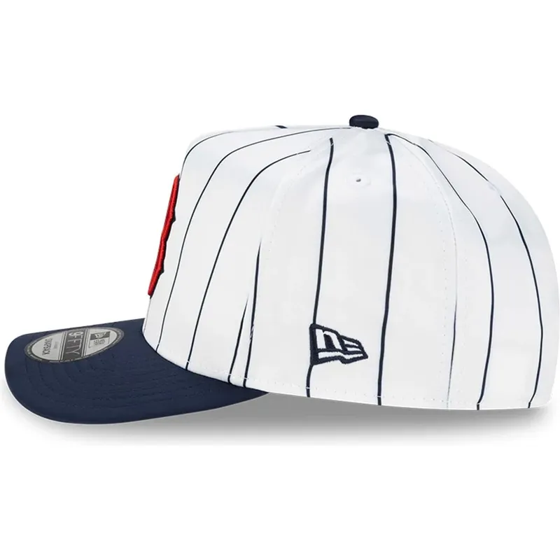 shapka-izvita-byala-snapbek-9fifty-a-frame-satin-pinstripe-na-boston-red-sox-mlb-ot-new-era