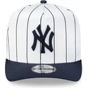 shapka-izvita-byala-snapbek-9fifty-a-frame-satin-pinstripe-na-new-york-yankees-mlb-ot-new-era