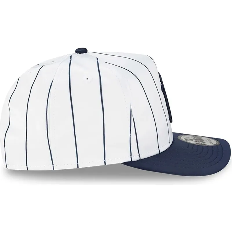 shapka-izvita-byala-snapbek-9fifty-a-frame-satin-pinstripe-na-new-york-yankees-mlb-ot-new-era