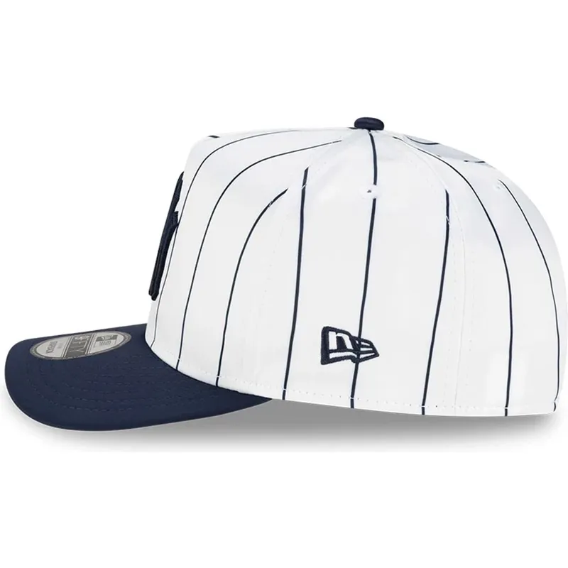 shapka-izvita-byala-snapbek-9fifty-a-frame-satin-pinstripe-na-new-york-yankees-mlb-ot-new-era