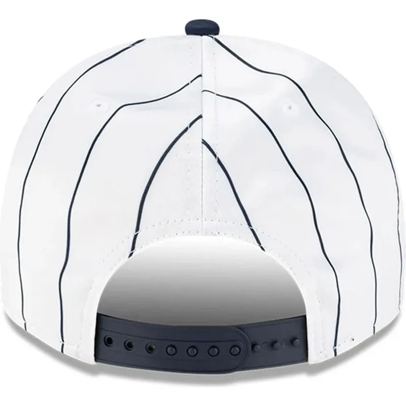 shapka-izvita-byala-snapbek-9fifty-a-frame-satin-pinstripe-na-new-york-yankees-mlb-ot-new-era