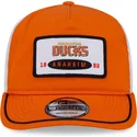 new-era-izvita-kozirka-19twenty-brodirana-emblema-anaheim-ducks-nhl-oranzheva-i-byala-shapka-s-kapsi