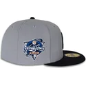 new-era-ploska-kozirka-59fifty-world-series-2000-stranichna-emblema-new-york-yankees-mlb-siva-i-tmnosinya-prilepnala-shapka