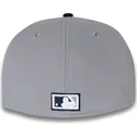 new-era-ploska-kozirka-59fifty-world-series-2000-stranichna-emblema-new-york-yankees-mlb-siva-i-tmnosinya-prilepnala-shapka