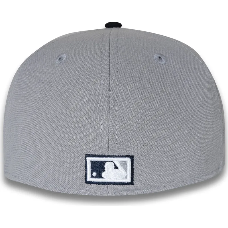 new-era-ploska-kozirka-59fifty-world-series-2000-stranichna-emblema-new-york-yankees-mlb-siva-i-tmnosinya-prilepnala-shapka