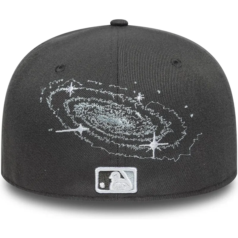 graue-gebogene-verstellbare-59fifty-planet-icon-kappe-der-new-york-yankees-mlb-von-new-era