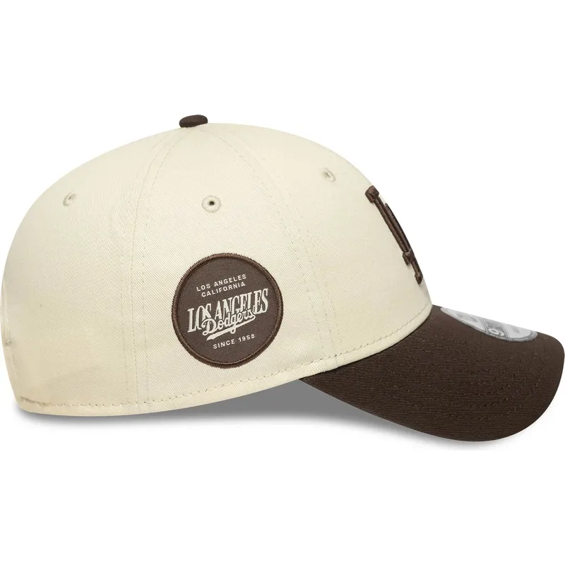 beige-und-braune-verstellbare-curved-cap-9forty-side-patch-der-los-angeles-dodgers-mlb-von-new-era