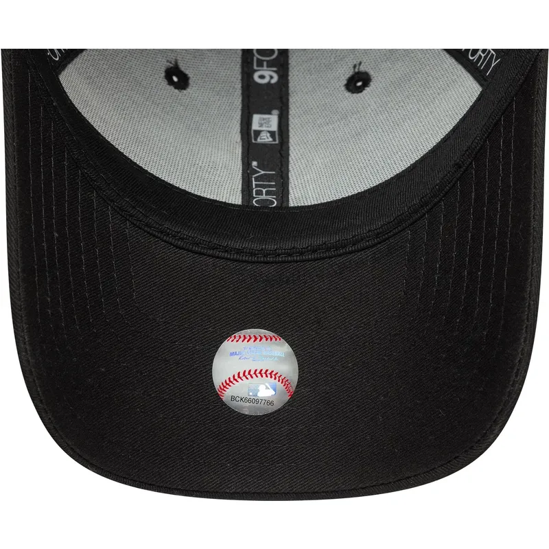 shapka-izvita-cherna-reguliruem-9forty-outline-na-new-york-yankees-mlb-ot-new-era shapka-izvita-cherna-reguliruem-9forty-outline-na-new-york-yankees-mlb-ot-new-era