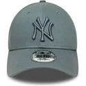 graue-verstellbare-curved-cap-mit-grauem-logo-9forty-league-essential-der-new-york-yankees-mlb-von-new-era
