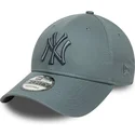 graue-verstellbare-curved-cap-mit-grauem-logo-9forty-league-essential-der-new-york-yankees-mlb-von-new-era