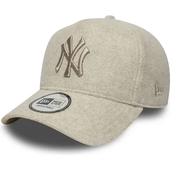 Beige buet snapback kasket med beige logo 9FORTY E Frame Melton fra New York Yankees MLB fra New Era