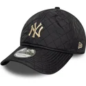 sort-justerbar-kasket-med-buet-skygge-og-beige-logo-9twenty-quilted-fra-new-york-yankees-mlb-fra-new-era