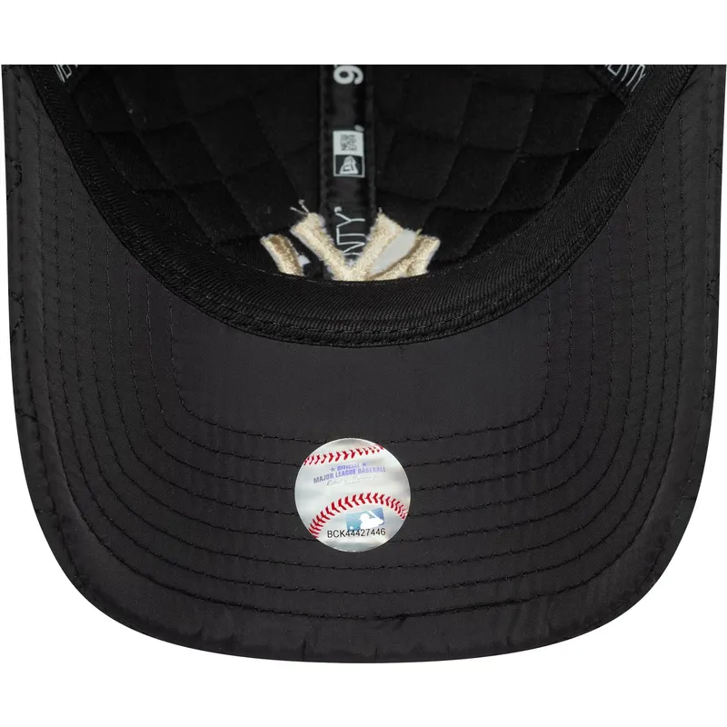 sort-justerbar-kasket-med-buet-skygge-og-beige-logo-9twenty-quilted-fra-new-york-yankees-mlb-fra-new-era