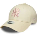 buet-beige-justerbar-kasket-til-kvinder-med-lyserodt-logo-9forty-league-essential-fra-new-york-yankees-mlb-fra-new-era
