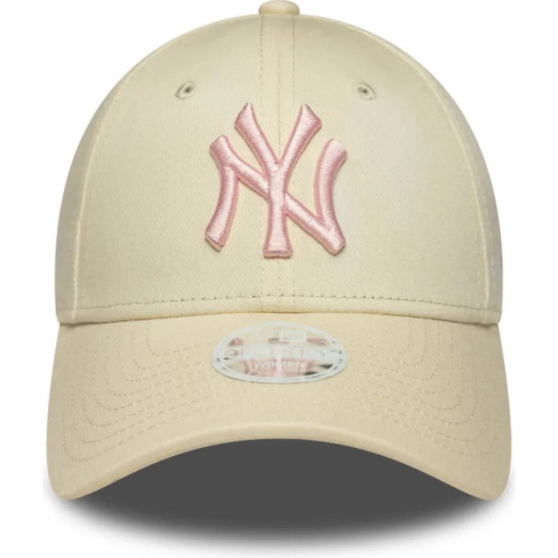 beige-justerbar-kvindekasket-med-buet-skygge-og-lyserodt-logo-9forty-league-essential-fra-new-york-yankees-mlb-fra-new-era