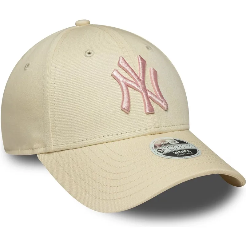 beige-justerbar-kvindekasket-med-buet-skygge-og-lyserodt-logo-9forty-league-essential-fra-new-york-yankees-mlb-fra-new-era