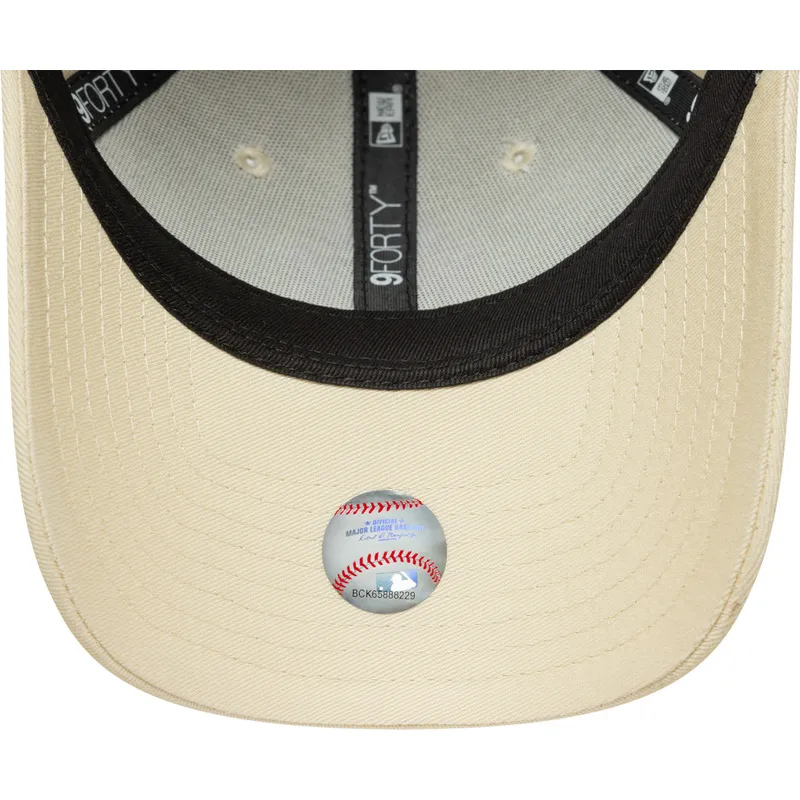 beige-justerbar-kvindekasket-med-buet-skygge-og-lyserodt-logo-9forty-league-essential-fra-new-york-yankees-mlb-fra-new-era