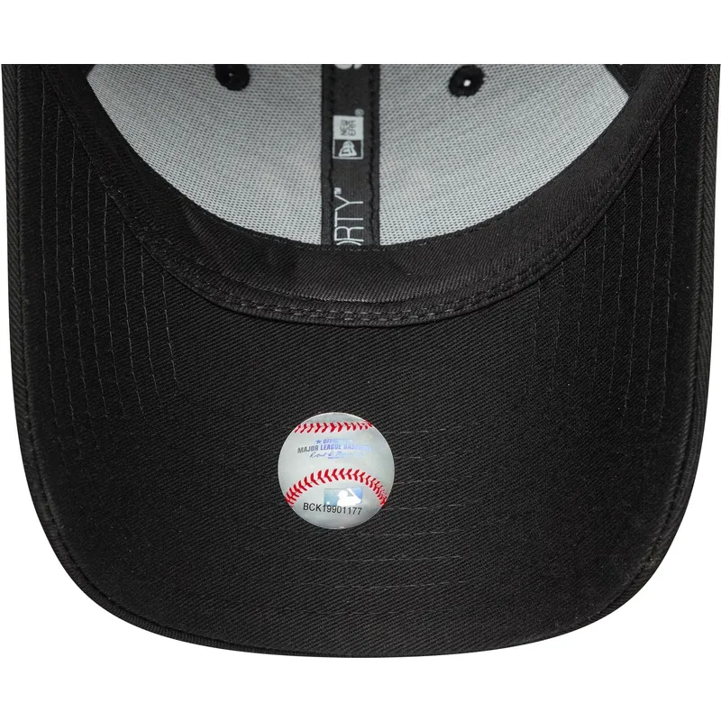 buet-sort-justerbar-kasket-til-kvinder-9forty-metallic-logo-fra-new-york-yankees-mlb-fra-new-era