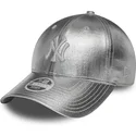 verstellbare-silberne-gebogene-kappe-fur-damen-9forty-metallic-new-york-yankees-mlb-von-new-era