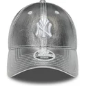 verstellbare-silberne-gebogene-kappe-fur-damen-9forty-metallic-new-york-yankees-mlb-von-new-era