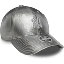 verstellbare-silberne-gebogene-kappe-fur-damen-9forty-metallic-new-york-yankees-mlb-von-new-era