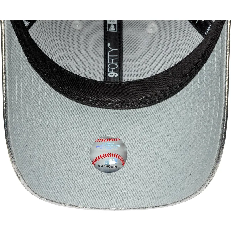 shapka-izvita-srebrist-reguliruem-plateada-9forty-metallic-na-new-york-yankees-mlb-ot-new-era