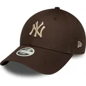 brun-justerbar-buet-kasket-til-kvinder-med-beige-logo-9forty-league-essential-fra-new-york-yankees-mlb-fra-new-era
