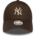 new-era-izvita-periferiya-damska-9forty-league-essential-new-york-yankees-mlb-kafyava-reguliruema-shapka-s-bezhovo-logo