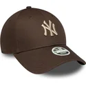 verstellbare-braune-damenkappe-mit-gebogenem-schirm-und-beigem-logo-9forty-league-essential-der-new-york-yankees-mlb-von-new-era