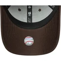 justerbar-brun-buet-kasket-til-kvinder-med-beige-logo-9forty-league-essential-new-york-yankees-mlb-fra-new-era