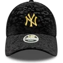 sort-justerbar-buet-kasket-til-kvinder-med-gult-logo-9forty-leo-velour-metallic-fra-new-york-yankees-mlb-fra-new-era