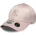 rosafarbene-verstellbare-curved-cap-fur-damen-mit-rosa-logo-9forty-satin-bow-back-der-new-york-yankees-mlb-von-new-era