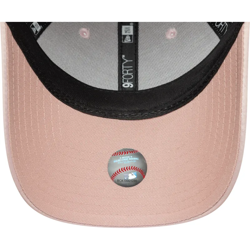 shapka-izvita-roza-reguliruem-9forty-satin-bow-back-na-new-york-yankees-mlb-ot-new-era
