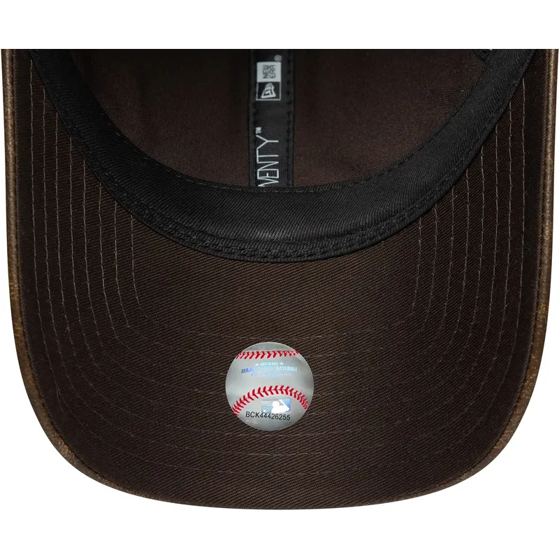 shapka-izvita-kafyav-reguliruem-9twenty-worn-pu-na-new-york-yankees-mlb-ot-new-era