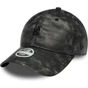 new-era-izvita-kozirka-damsko-cherno-logo-9twenty-worn-pu-new-york-yankees-mlb-cherna-reguliruema-shapka