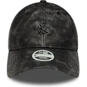 sort-justerbar-kvindekasket-med-buet-skygge-og-sort-logo-9twenty-worn-pu-af-new-york-yankees-mlb-fra-new-era