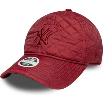 Verstellbare rote Damenkappe mit gebogenem Schirm und rotem Logo 9TWENTY Padded der New York Yankees MLB von New Era