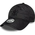 new-era-izvita-periferiya-damska-cherno-logo-9twenty-podplatena-new-york-yankees-mlb-cherna-reguliruema-shapka
