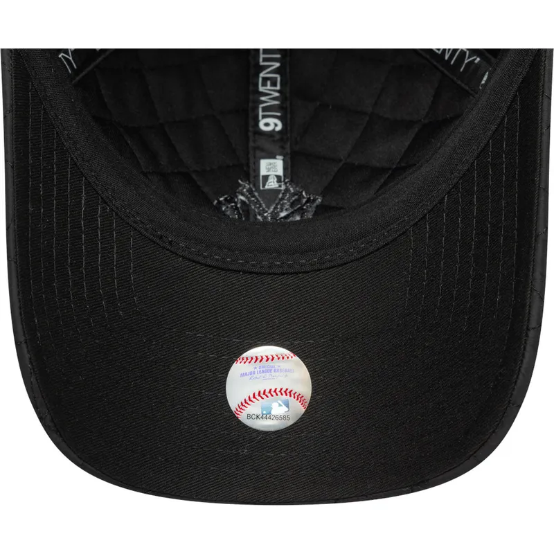 new-era-izvita-periferiya-damska-cherno-logo-9twenty-podplatena-new-york-yankees-mlb-cherna-reguliruema-shapka