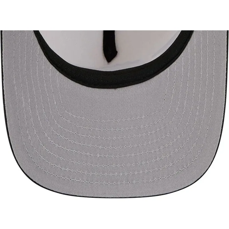 shapka-izvita-cherna-snapbek-9fifty-a-frame-precurved-hardwood-classics-na-toronto-raptors-nba-ot-new-era