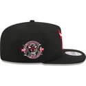 shapka-ploska-cherna-snapbek-9fifty-a-frame-hardwood-classics-na-chicago-bulls-nba-ot-new-era