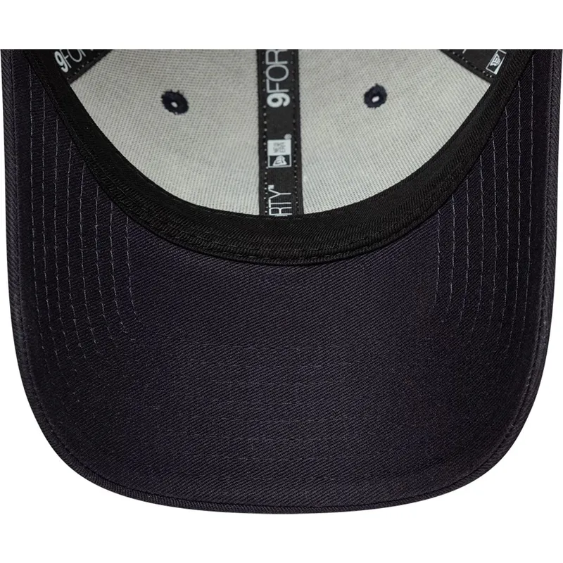 justerbar-fc-barcelona-laliga-9forty-contrast-beige-og-marinebla-buet-kasket-fra-new-era