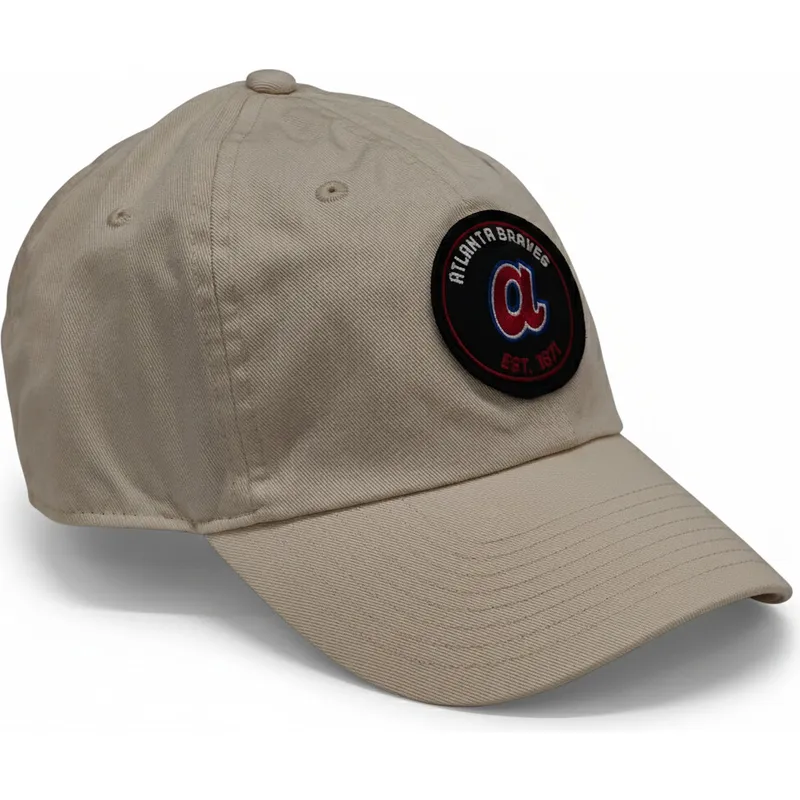 shapka-izvita-bezhov-reguliruem-club-unstructured-organic-cotton-na-atlanta-braves-mlb-ot-nike