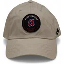 shapka-izvita-bezhov-reguliruem-club-unstructured-organic-cotton-na-atlanta-braves-mlb-ot-nike