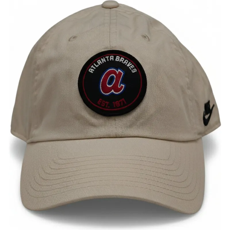 shapka-izvita-bezhov-reguliruem-club-unstructured-organic-cotton-na-atlanta-braves-mlb-ot-nike